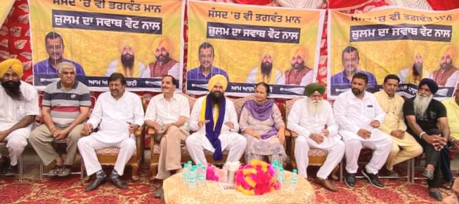 विधायक संतोष कटारिया के नेतृत्व में नुक्कड़ सभा को मलविंदर सिंह कंग ने संबोधित किया